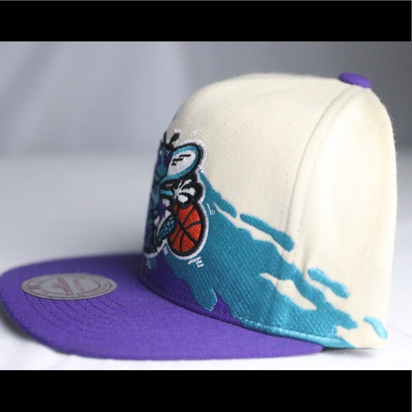 Vintage Charlotte Hornets Mitchell & Ness Snapback - Picture 3 of 8